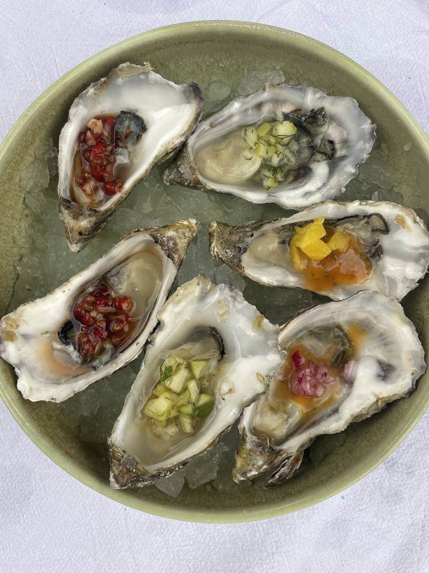 Angerichtete Austern mit Vinaigrette auf Eis