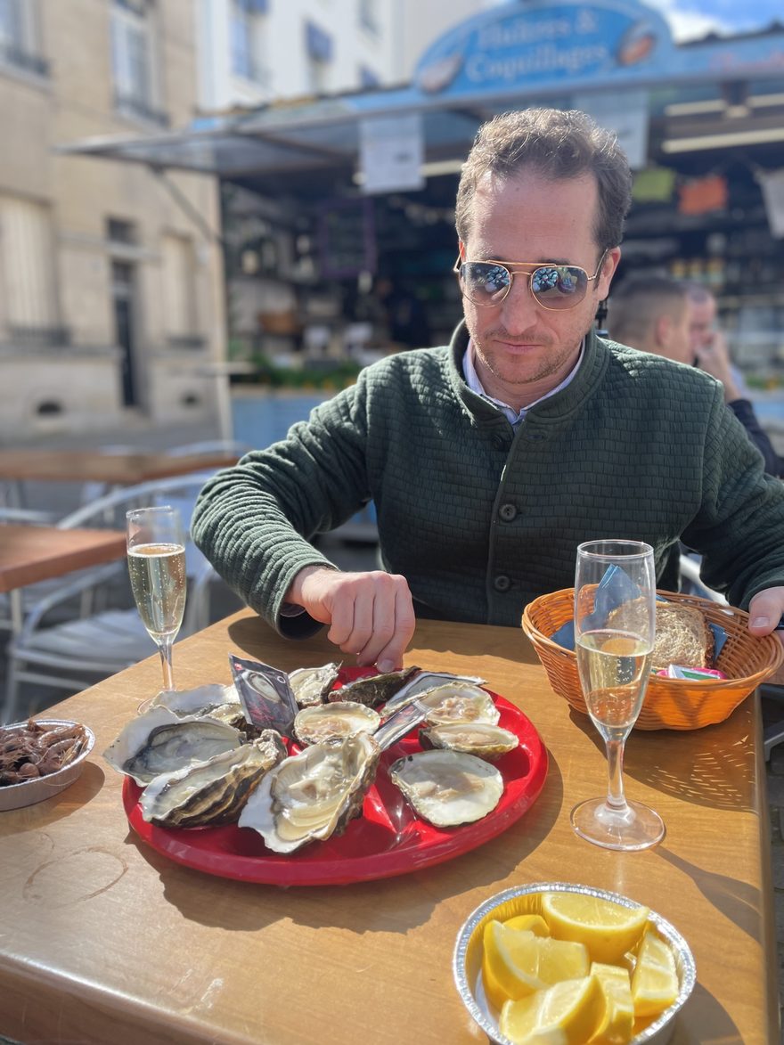 Austern und ein Glas Crémant an einer Austernbar in Paris