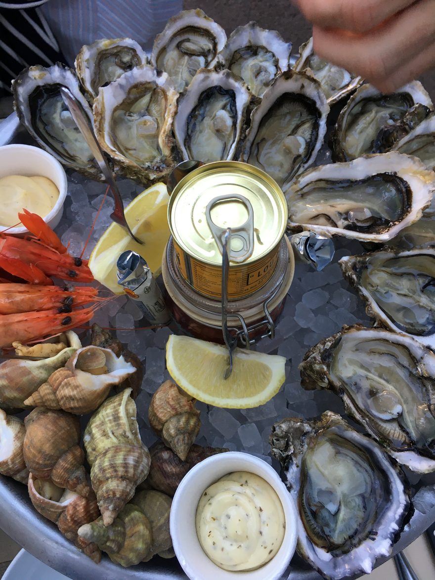 Austernplatte mit Garnelen, Wellhornschnecken und Dips