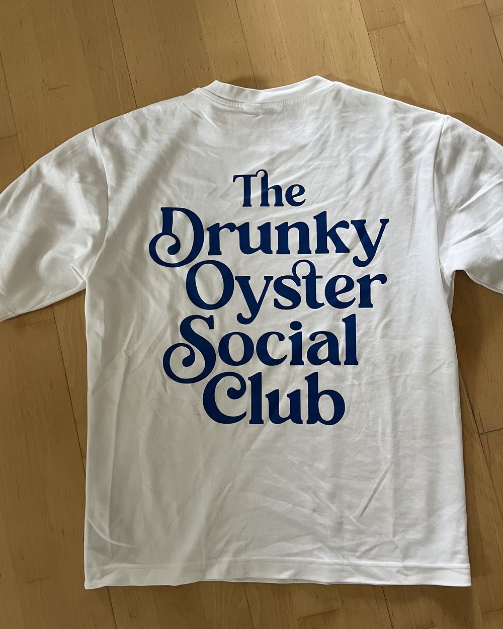 Das DOSC-Shirt in Weiß mit blauem Rückenaufdruck
